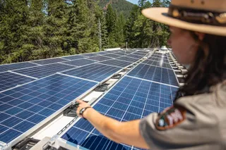 Fachkraft prüft eine Photovoltaikanlage bei der Vor-Ort-Beratung