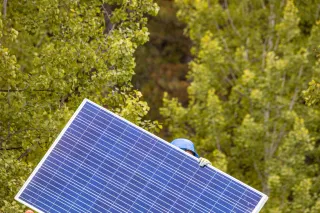 Fachkraft montiert ein Photovoltaikmodul