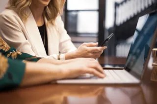 Kundin stellt ihre erste Anfrage per Smartphone
