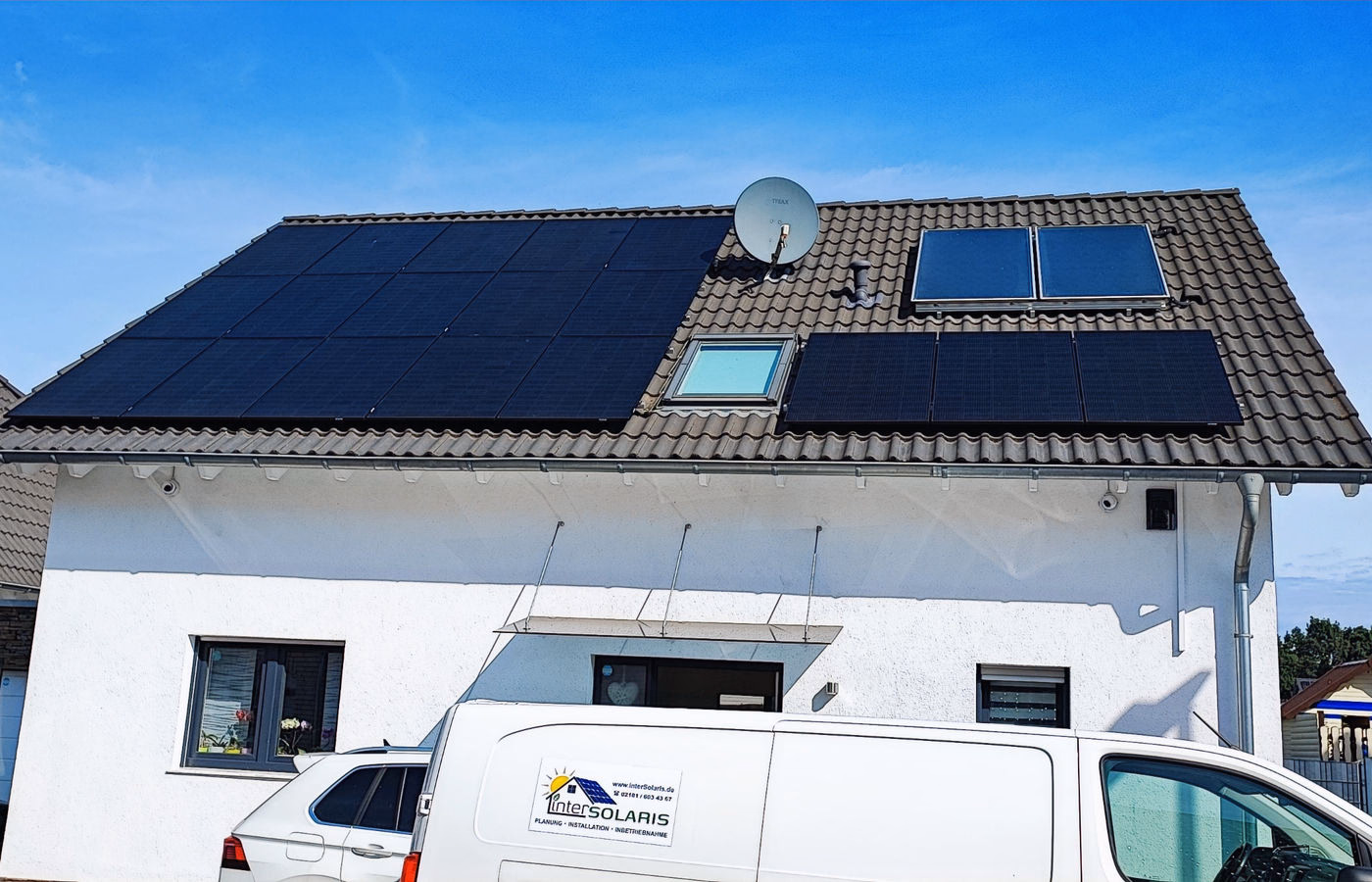 Team von interSolaris bei einem Photovoltaik-Projekt vor Ort