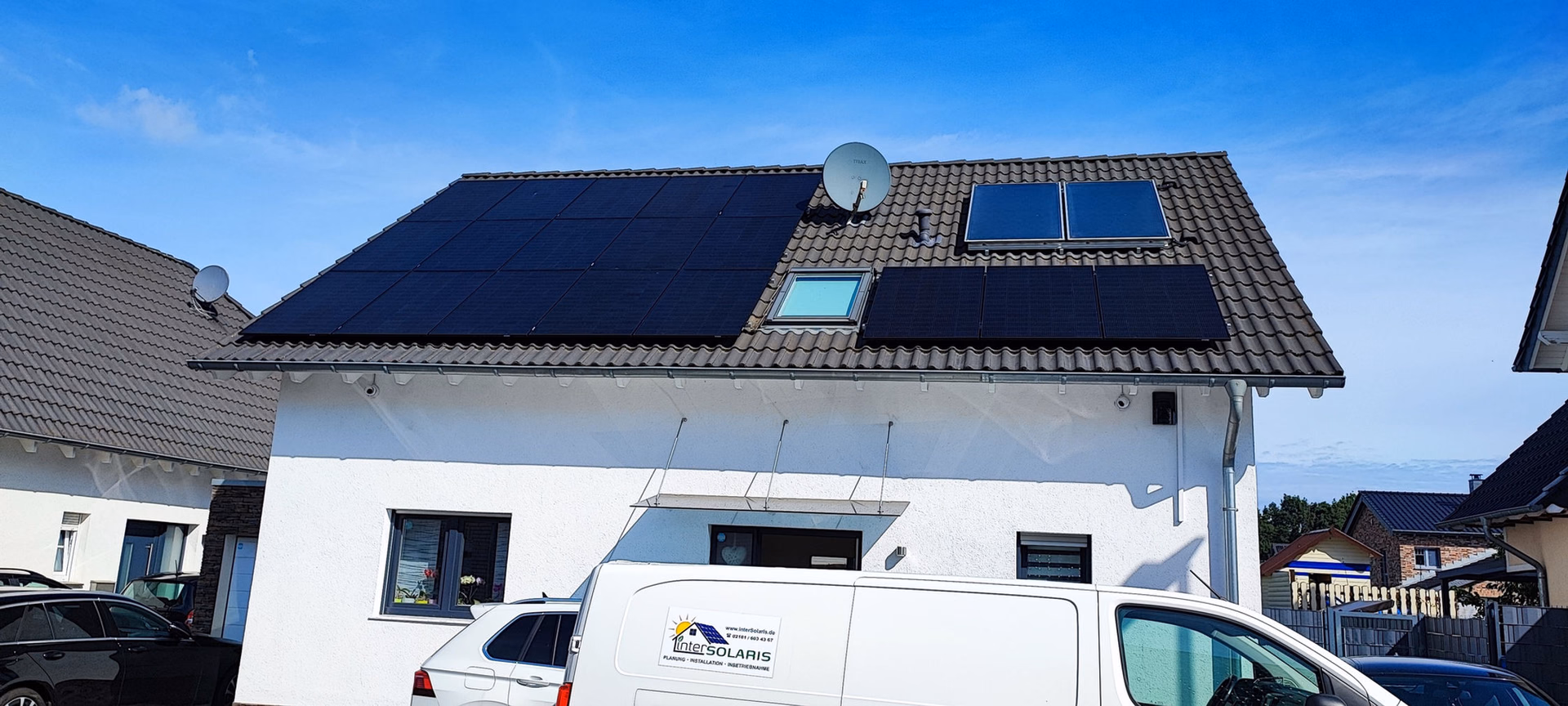 Fertige Photovoltaikanlage auf einem Einfamilienhaus mit Intersolaris-Fahrzeug
