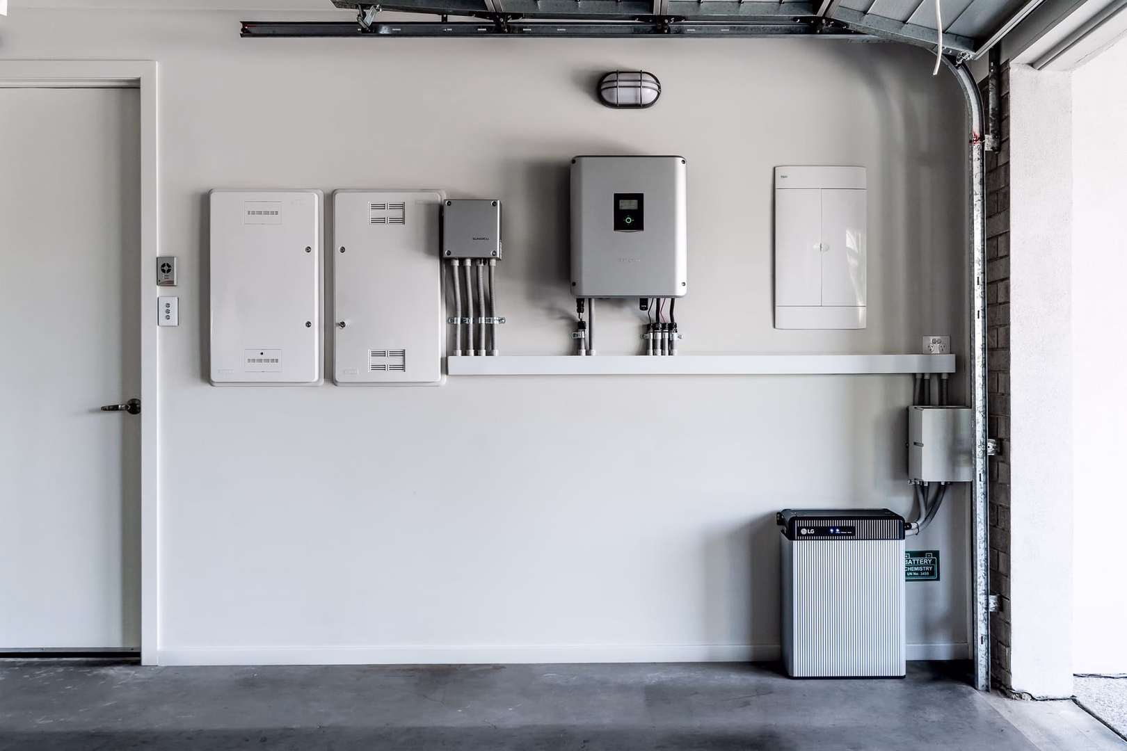 Aufgeräumte Energiezentrale mit Wechselrichter, Schutztechnik und Batteriespeicher
