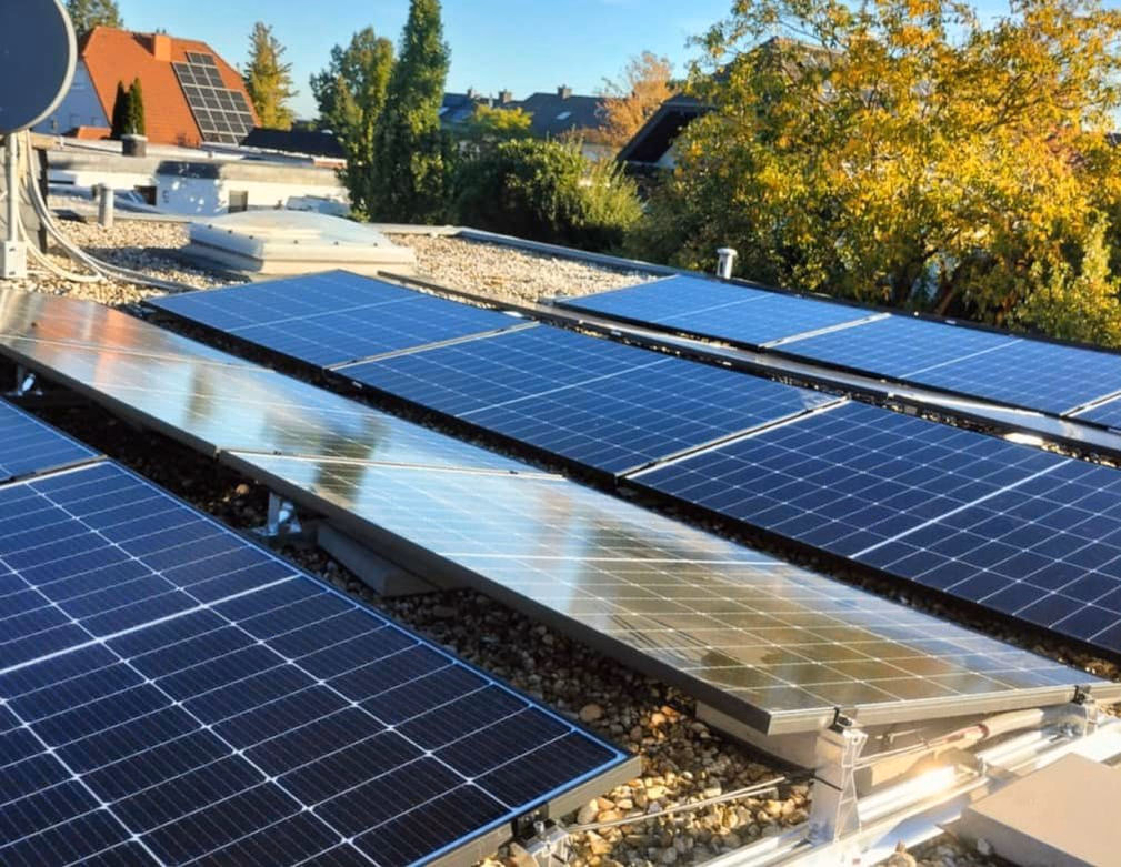 Aufgeständerte Photovoltaikmodule auf einem Flachdach