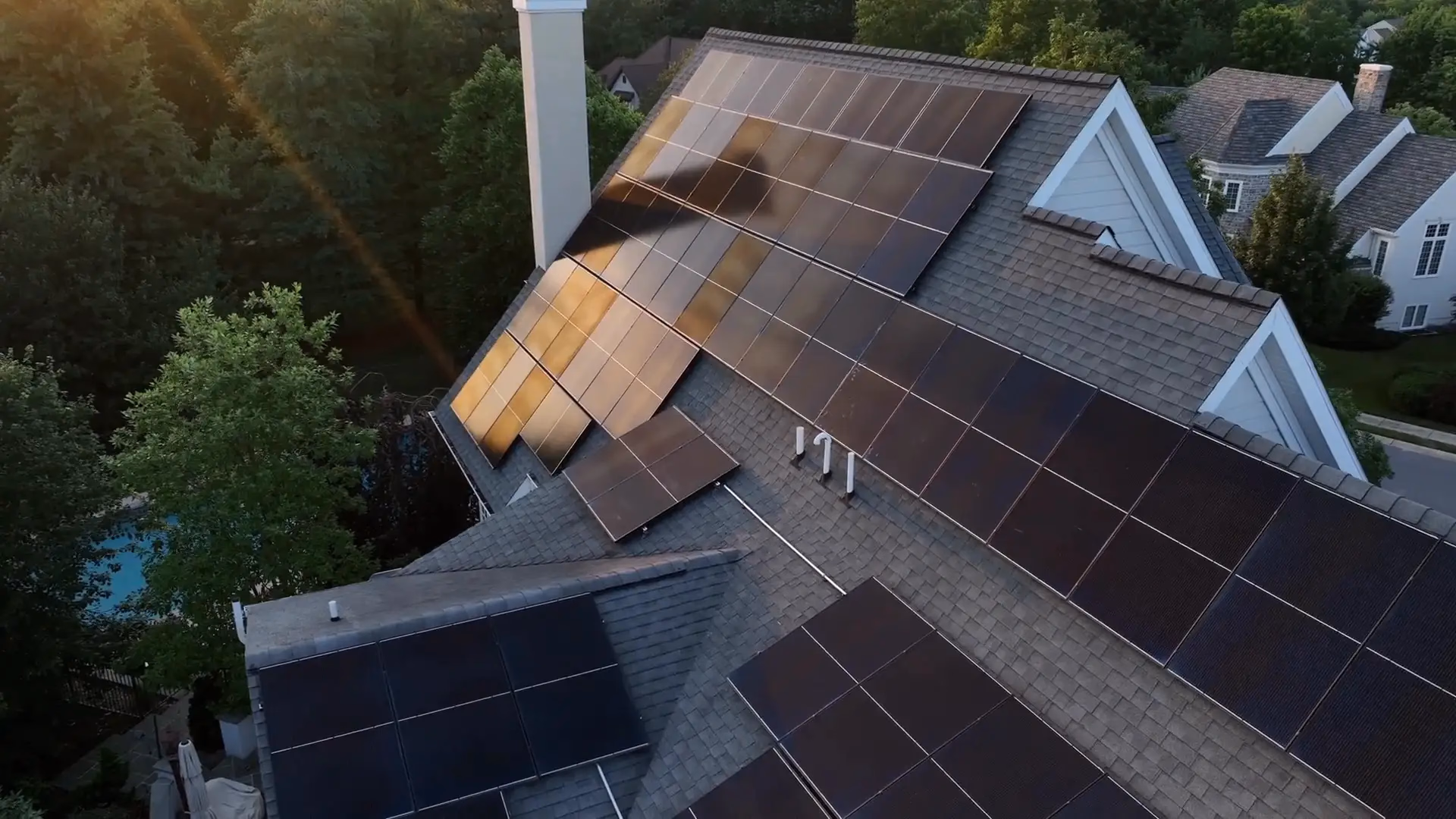 Solarmodule auf einem Dach in NRW
